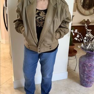 Vintage Andrew Marc leather bomber jacket. Buttery leather.